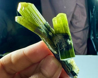 120 karat grön kapsylterminerad turmalin med albitprov, mineraler, ädelstenar, kluster