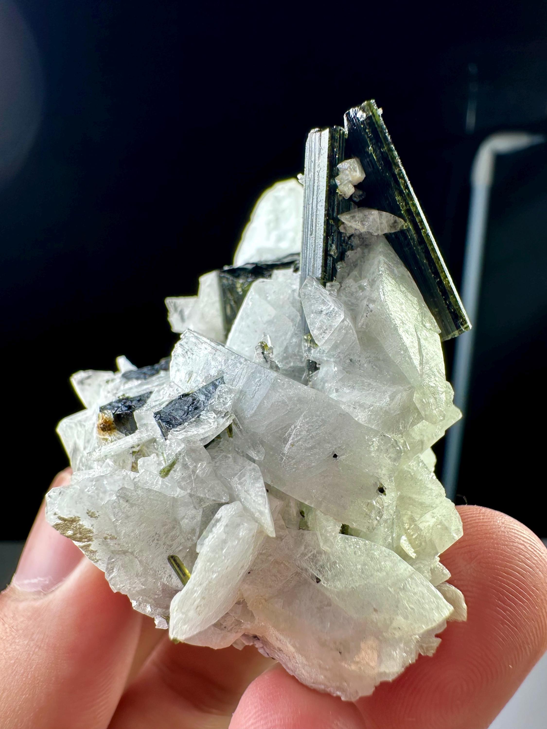 410カラットの美しいブラックトルマリン結晶、アルバイト標本、鉱物 