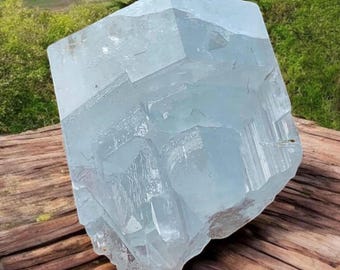 Bellissimo cristallo di acquamarina con campione di muscovite proveniente dalla valle di Nagar, Pakistan. Materie prime, campione di minerali, 295 carati.
