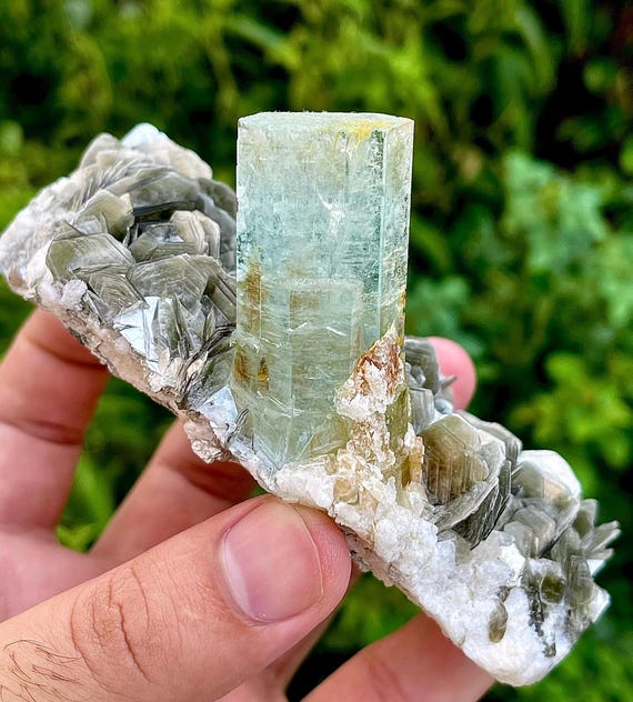 1815 Carats Natural and Beautiful Terminated Aquamarine Cluster with Muscovite Combine Specimen
