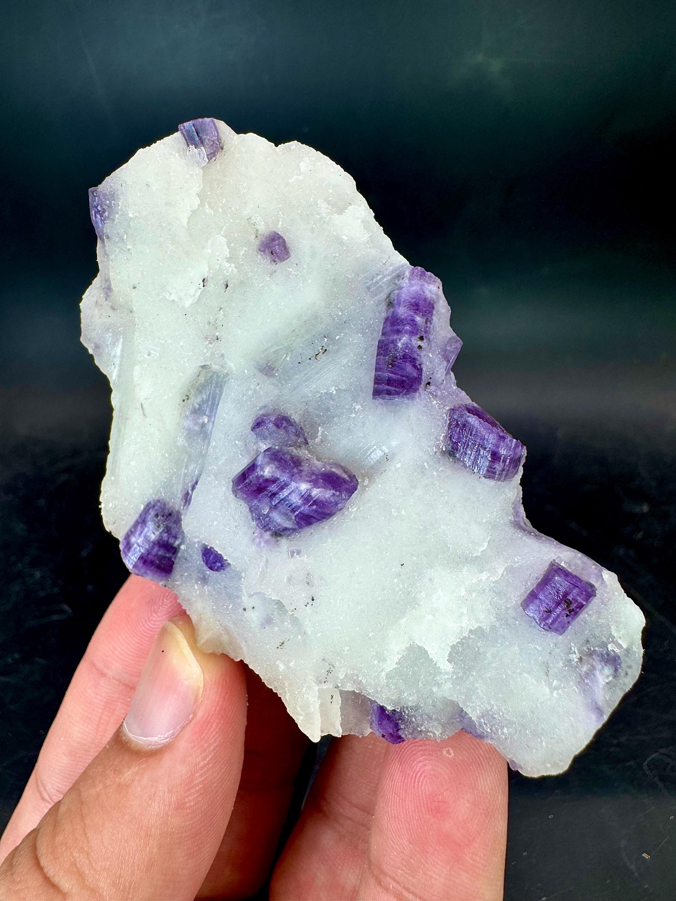 紫と黄色の美しい鉱物 結晶 紫と黄色の美しい鉱物 結晶