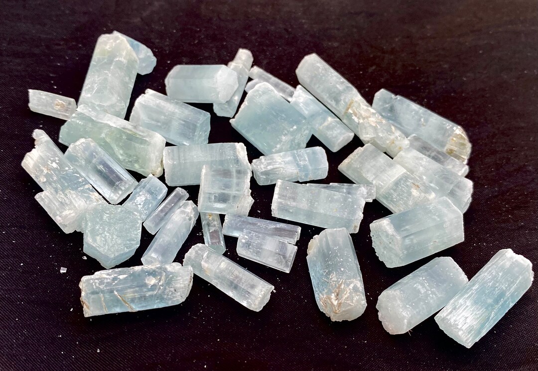 天然のアクアマリン結晶（白雲母標本）、鉱物標本、鉱物、結晶。100