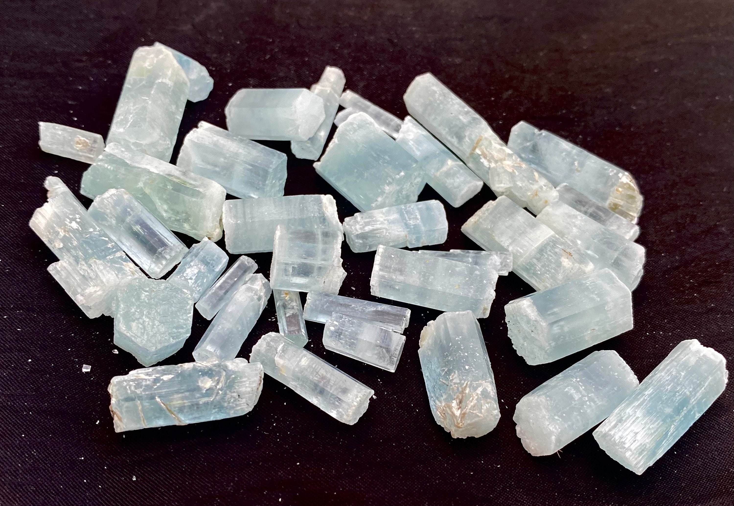 天然のアクアマリン結晶（白雲母標本）、鉱物標本、鉱物、結晶。100