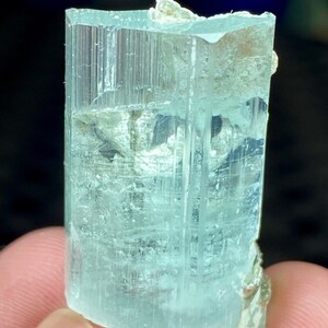 70カラットの美しいアクアマリン透明クリスタルと白雲母標本、宝石