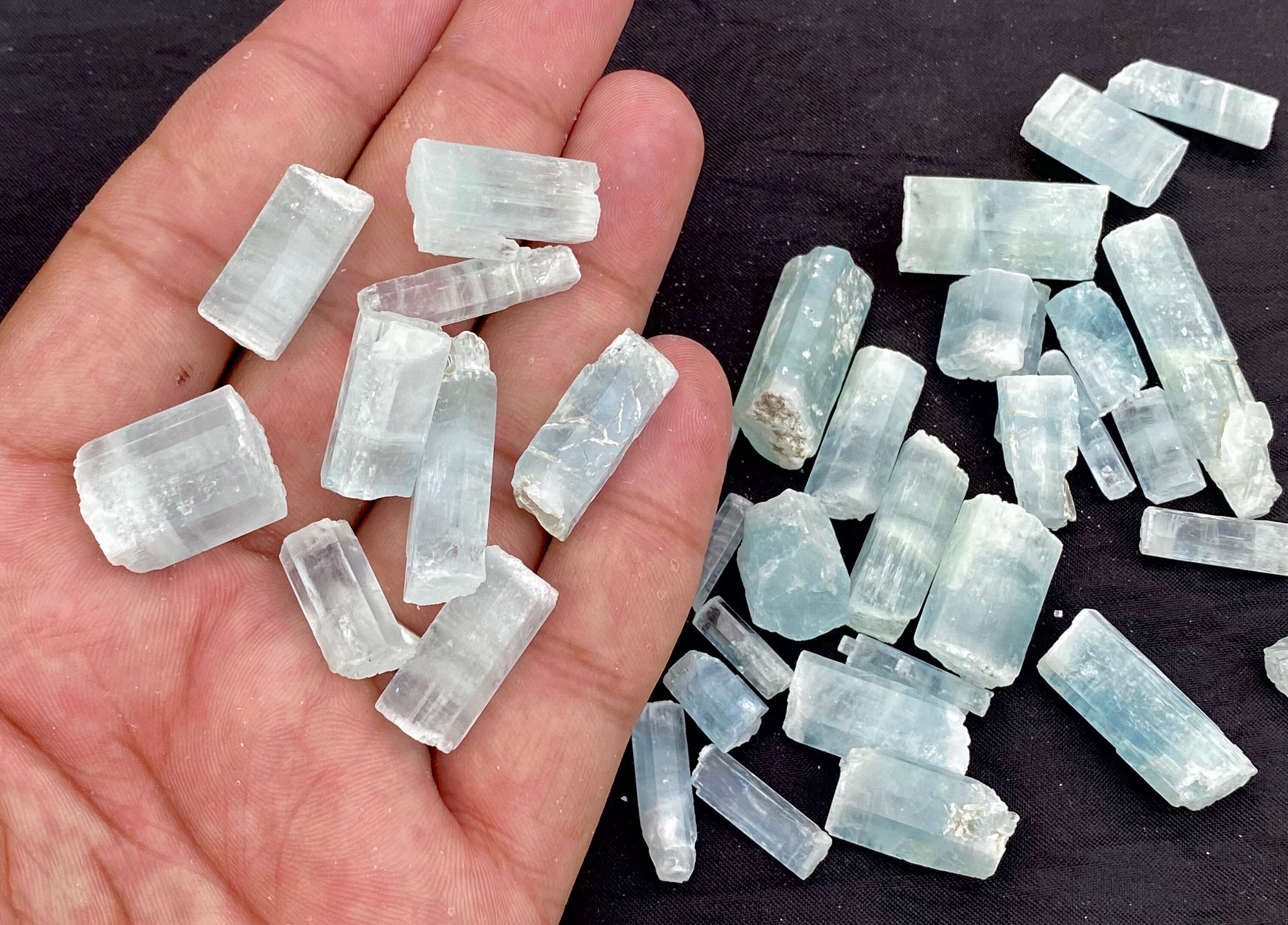 天然のアクアマリン結晶（白雲母標本）、鉱物標本、鉱物、結晶。100