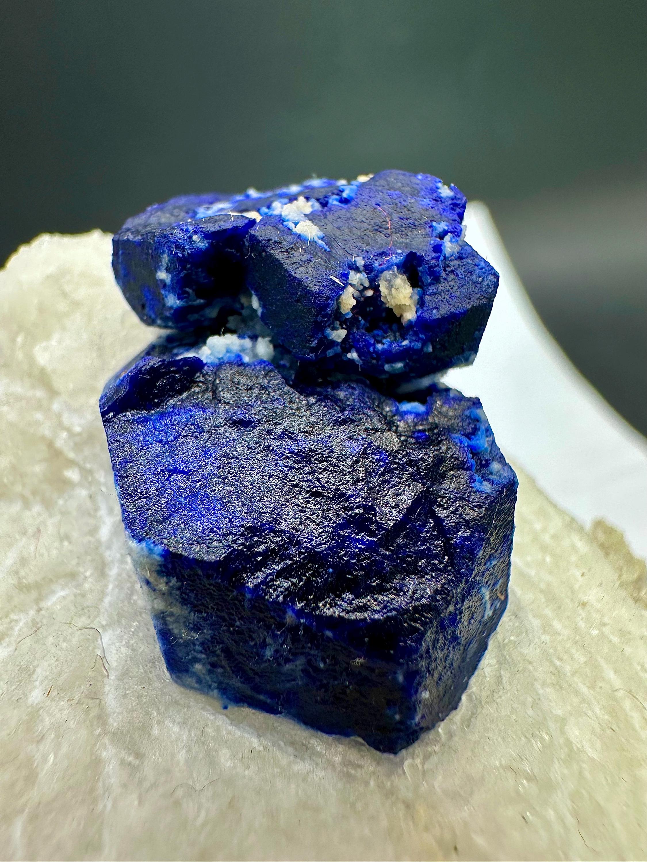 美しく、よく終端されたロイヤルブルーのラズライト結晶（マトリックス