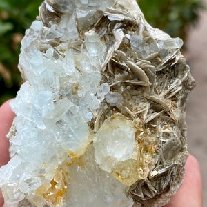 Beautiful Terminated Aquamarine Crystal on Muscovite Specimens, Minerals, gems/ 243 Grams