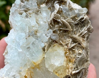 Beautiful Terminated Aquamarine Crystal on Muscovite Specimens, Minerals, gems/ 243 Grams