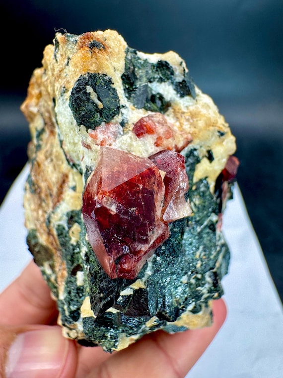 パキスタンのスカルドゥ産、2230カラットの美しい赤色ジルコン結晶