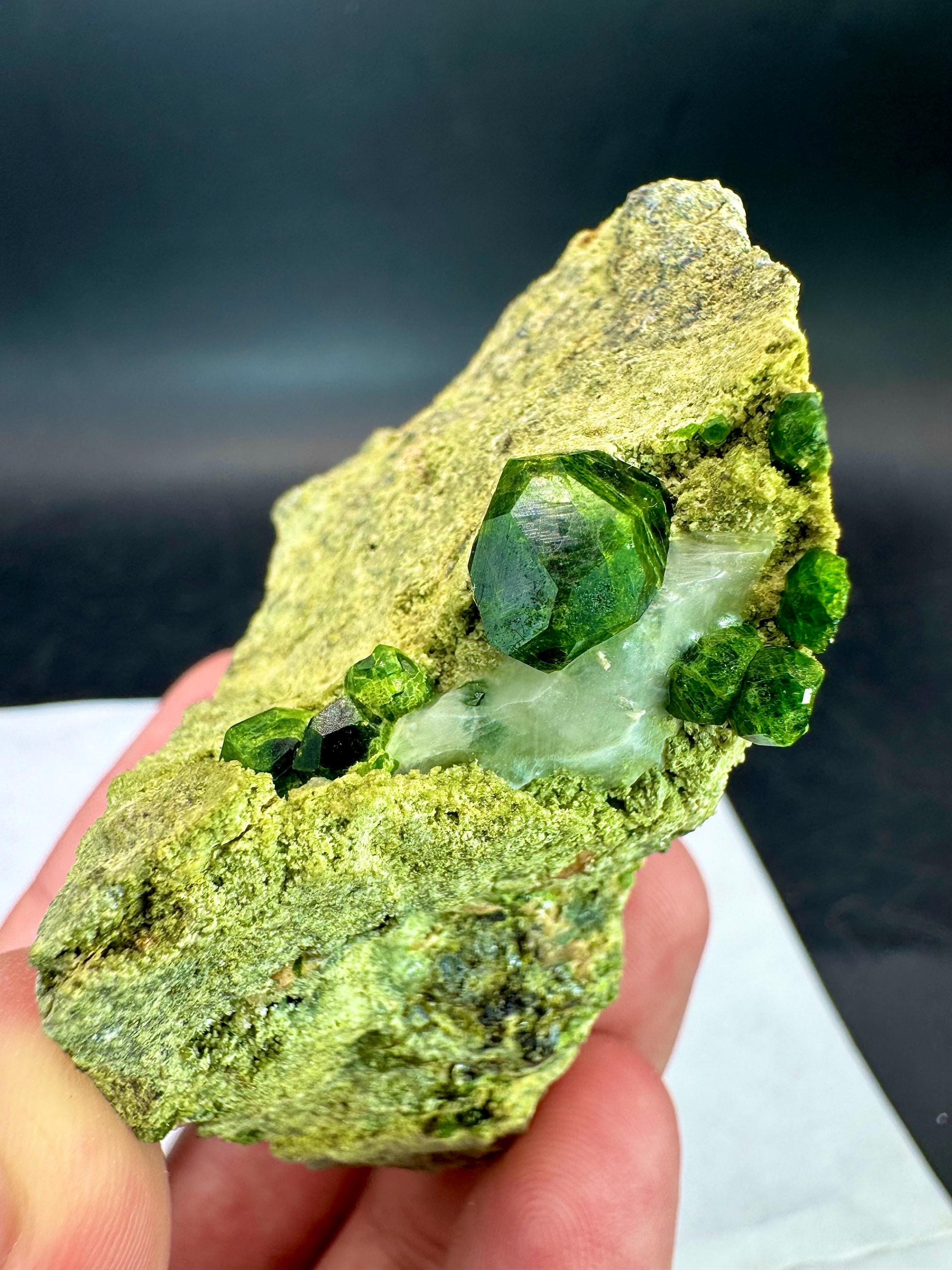 見事なデマントイドグリーンガーネットの最高品質結晶（マトリックス