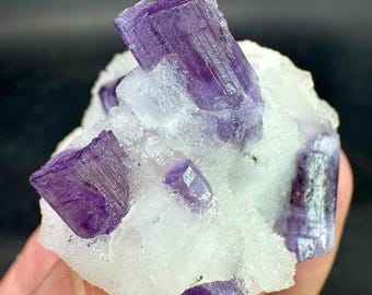 紫と黄色の美しい鉱物 結晶 水晶と石英、人工と天然 - クロマニヨン