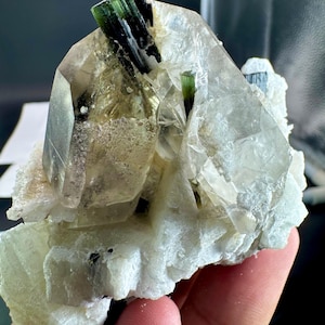 Espécimen de turmalina con terminación en tapa verde de 1025 quilates con albita, minerales, piedras preciosas, racimo