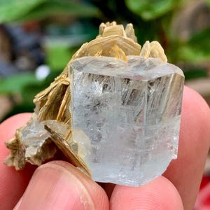 Natural and Gorgeous Terminated Aquamarine Crystal with  Muscovite Specimen, Minerals specimen/ 24 Grams