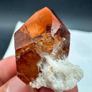 Vacker avslutad och transparent gyllene topaskristall på albitkombinationsprov, mineraler, 115 karat