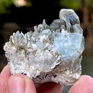 405 Karat Schöner Aquamarin-Kristall mit Muskovit kombiniert