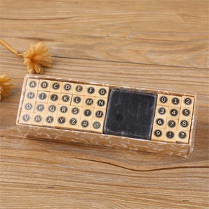 Boîte de 40 Timbres en bois alphabet majuscule et chiffres encre inclus pour Scrapbooking, Bullet Journal, Projets DIY, album, agenda