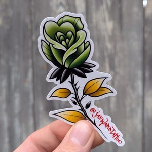 Adesivo neo-tradizionale con fiore e tatuaggio rosa