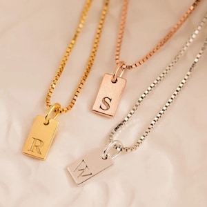 Colgante de etiqueta inicial delicada, letra grabada, dije de barra, collar chapado en oro, colgante con nombre personalizado, regalo de cumpleaños para ella, regalo del día de la madre.