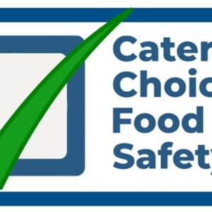 以下が含まれることがあります： 「Caterers Choice Food Safety」のテキストが入ったグラフィック。デザインには、青い正方形の中の緑色のチェックマークと、テキストの上と下の青い水平線が含まれています。