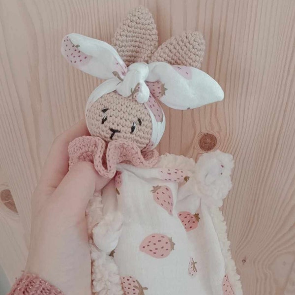 Doudou Lapin modèle câlin - Doudou fait main crochet - Idée cadeau naissance - doudou personnalisé au crochet