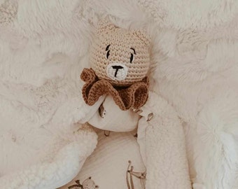 Doudou Ourson Lange - Doudou fait main crochet - Idée cadeau naissance - doudou personnalisé au crochet