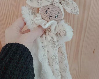 Doudou lapin personnalisé – Cadeau naissance bébé – Peluche crochet prénom – Idée baby shower – Conforme CE