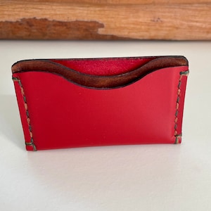 Kleiner Kartenhalter aus Leder, minimalistischer roter Kartenhalter aus Leder, kleines handgemachtes Portemonnaie, Geschenk für sie, Geschenk für ihn.