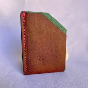 Porta CARTE DI CREDITO IN PELLE, realizzato con una vera pelle marrone e verde, regalo per lui, regalo per lei, minimalista.
