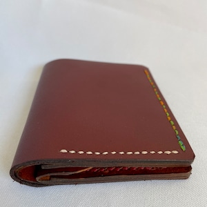 CARTERA DE PIEL para HOMBRE cosida a mano con hilo de diferentes colores. Cartera hecha a mano con piel de calidad, regalo para él.
