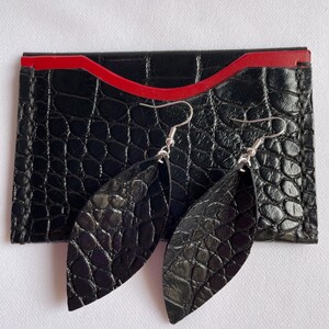 Handgefertigtes Leder Set - Schwarz-Roter Kartenhalter + Blattohrringe - Echtleder Geschenk für Frauen, Muttertagsgeschenk -Leder-Accessoires