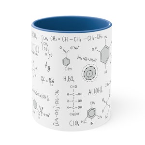Könnte beinhalten: Weißer Keramikbecher mit blauem Innenraum, bedeckt mit handgeschriebenen Chemieformeln und Diagrammen. Der Becher zeigt verschiedene chemische Strukturen, Gleichungen und Symbole, für Wissenschaftsbegeisterte.