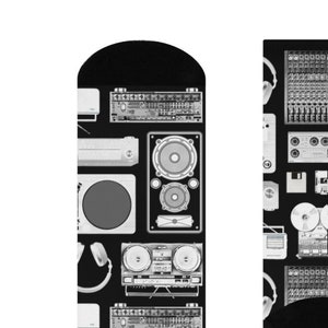 Op de afbeelding: Een paar zwarte sokken met een wit patroon van vintage audioapparatuur, waaronder cassettedecks, draaitafels, microfoons en luidsprekers.