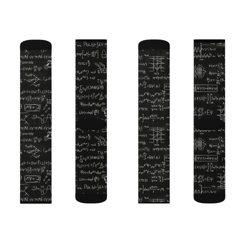 K&ouml;nnte beinhalten: Schwarze Socken mit wei&szlig;en mathematischen Gleichungen und Symbolen. Die Socken zeigen ein sich wiederholendes Muster aus komplexen Formeln, Integralen und wissenschaftlicher Notation. Ideal f&uuml;r Wissenschaftsinteressierte.