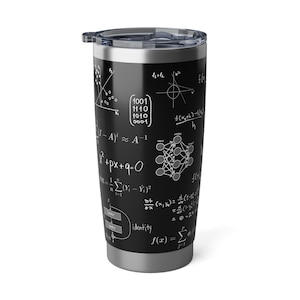 Peut inclure: Un gobelet en acier inoxydable noir avec un motif blanc d'équations et de formules mathématiques. Le gobelet a un couvercle avec un dessus en plastique transparent.