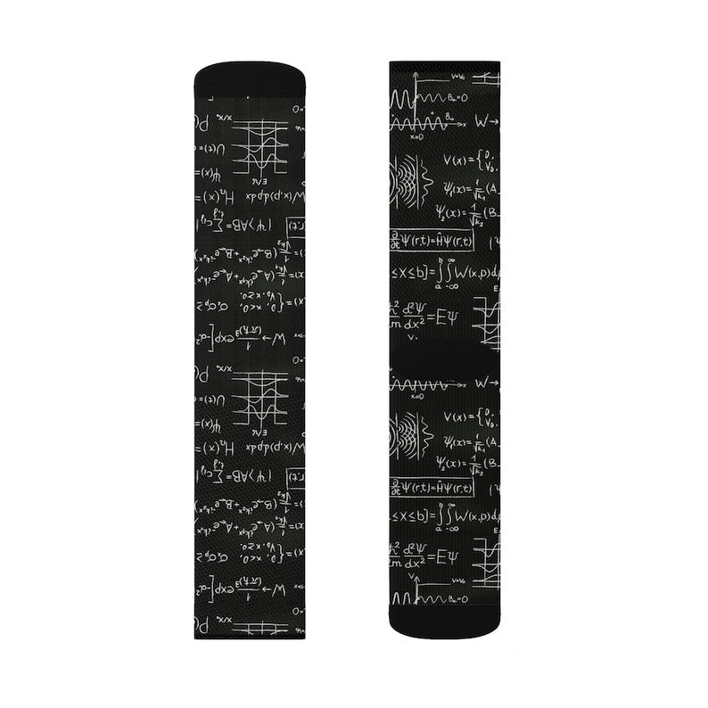 K&ouml;nnte beinhalten: Schwarze Socken mit einem wei&szlig;en mathematischen Formeldesign. Die Socken zeigen verschiedene Gleichungen und Symbole und schaffen eine einzigartige und lehrreiche &Auml;sthetik. Ein tolles Geschenk f&uuml;r Wissenschaftsbegeisterte.