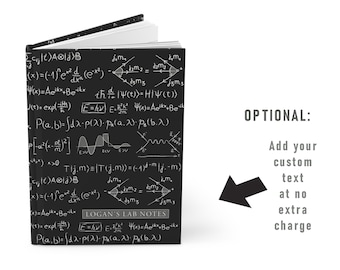 Puede incluir: Cuaderno negro con ecuaciones y fórmulas matemáticas blancas en la portada. El cuaderno dice "LOGAN'S LAB NOTES" en la parte delantera.  Opcional: Agrega tu texto personalizado sin costo adicional.
