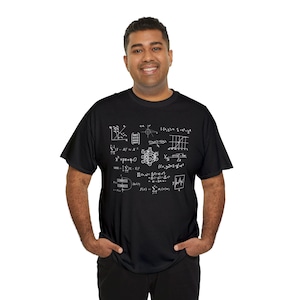 Pode incluir: Uma camiseta preta com equações e fórmulas matemáticas brancas impressas na frente. As equações incluem símbolos, números e gráficos.