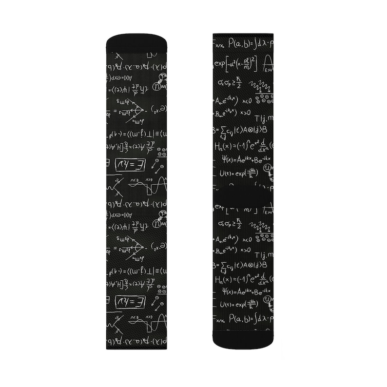 K&ouml;nnte beinhalten: Schwarze Socken mit einem sich wiederholenden Muster aus wei&szlig;en mathematischen Gleichungen und Formeln. Die Socken zeigen verschiedene Symbole, darunter Integralzeichen, Exponenten und griechische Buchstaben. Ein einzigartiges Accessoire f&uuml;r Wissenschaftsbegeisterte.