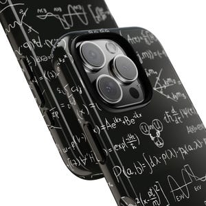 Op de afbeelding: Zwarte telefoonhoes met een wit ontwerp van wiskundige vergelijkingen en formules. De hoes heeft een verhoogde camerabult met drie lenzen.