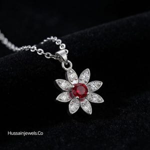 Zarte Halskette mit Rubin-Diamant-Blumenanhänger, florale Kette aus Sterlingsilber