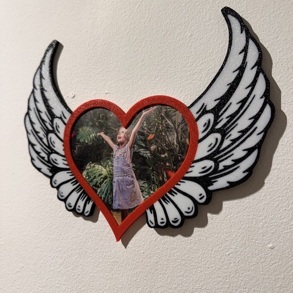 Cadre d'Amour Céleste en Forme de Cœur avec Ailes - Décoration Élégante pour la Saint-Valentin et les Moments Spéciaux