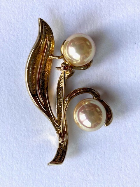 Broche Vintage Années 60 En Métal Doré Forme Muguet Avec Perle Nacrée - 57x18 Mm - Occasion