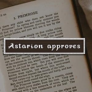 Op de afbeelding: Een close-up van een boekpagina met tekst over de Primula-bloem. De tekst is gedeeltelijk bedekt door een bruin rechthoek met de tekst "Astarion approves" in wit.