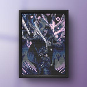 Puede incluir: Una obra de punto de cruz enmarcada que representa una figura de pelo oscuro con un atuendo negro que sostiene una espada, rodeada de un patrón de remolino de color púrpura y blanco.