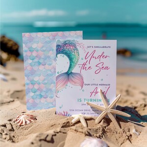 Può includere: Un invito a una festa di compleanno a tema sirenetta con un'illustrazione ad acquerello di una coda di sirena. L'invito dice "Let's Shellabrate Under the Sea" e include il nome "Ariel" e il testo "Is Turning 5".