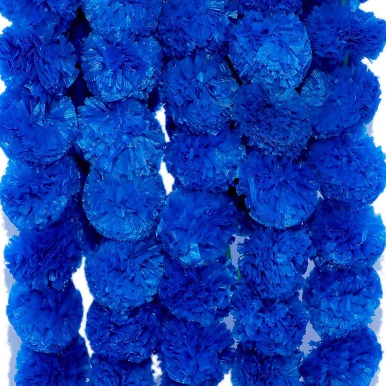 K&ouml;nnte beinhalten: Eine dekorative Girlande aus zahlreichen leuchtend blauen Kunstblumen. Jede Bl&uuml;te besteht aus dicht gedr&auml;ngten, d&uuml;nnen, gekr&auml;uselten Bl&uuml;tenbl&auml;ttern in einer kreisf&ouml;rmigen Pompon-Form, was ein gleichm&auml;&szlig;iges und strukturiertes Erscheinungsbild erzeugt.