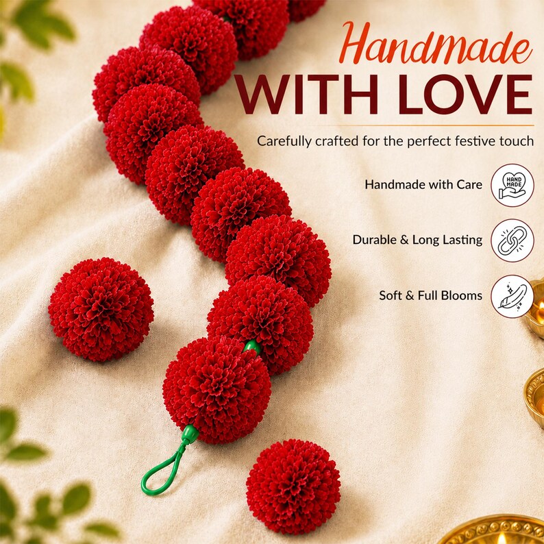K&ouml;nnte beinhalten: Eine Girlande aus tiefroten, kugelf&ouml;rmigen, strukturierten Bl&uuml;ten, die in einer geschwungenen Linie angeordnet sind. Der Text lautet: Handmade WITH LOVE, Carefully crafted for the perfect festive touch, Handmade with Care, Durable & Long Lasting, Soft & Full Blooms.