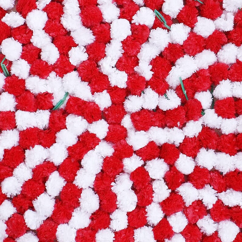 K&ouml;nnte beinhalten: Eine dichte Anordnung kleiner, runder, ger&uuml;schter Pompons in abwechselnd leuchtend roten und wei&szlig;en Farben. Die Pompons sind in einem sich wiederholenden Muster eng zusammengesetzt, wobei d&uuml;nne gr&uuml;ne Drahtstiele in Abst&auml;nden sichtbar sind.