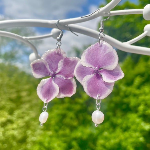 Blüten Ohrringe - selbst gepflückte echte lila Hortensien - Blüten in Resin mit Süßwasserperlen- Blumenschmuck- Epoxidharz- handmade