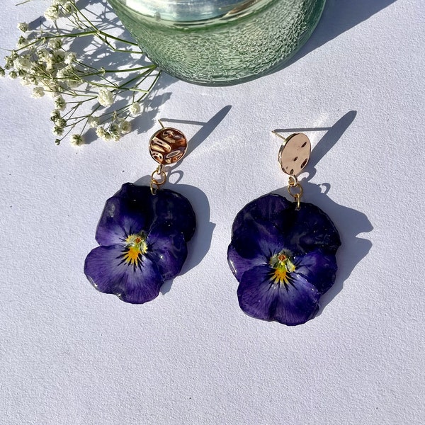 Blüten Ohrringe - selbst gepflückte echte Hornveilchen-Blütenohrringe - Blüten in Resin - Blumenschmuck- Epoxidharz - Blütenschmuck